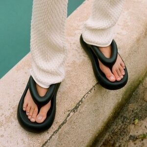 Axel arigato delta platform flip flops
